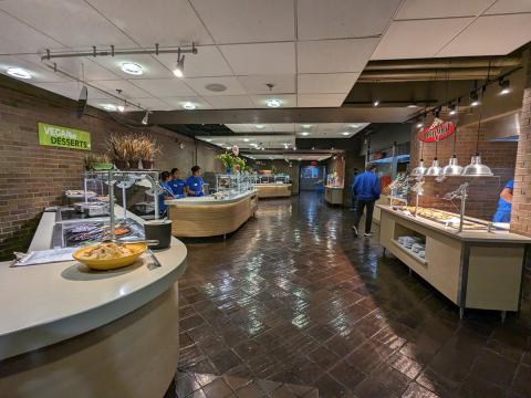 Walking into Governors Dining Center. Vegan and vegetarian options at Portobello Road are to the left and pizza at Mangia is to the right.