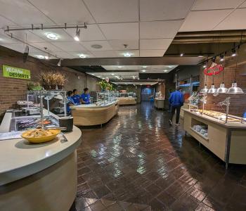 Walking into Governors Dining Center. Vegan and vegetarian options at Portobello Road are to the left and pizza at Mangia is to the right.